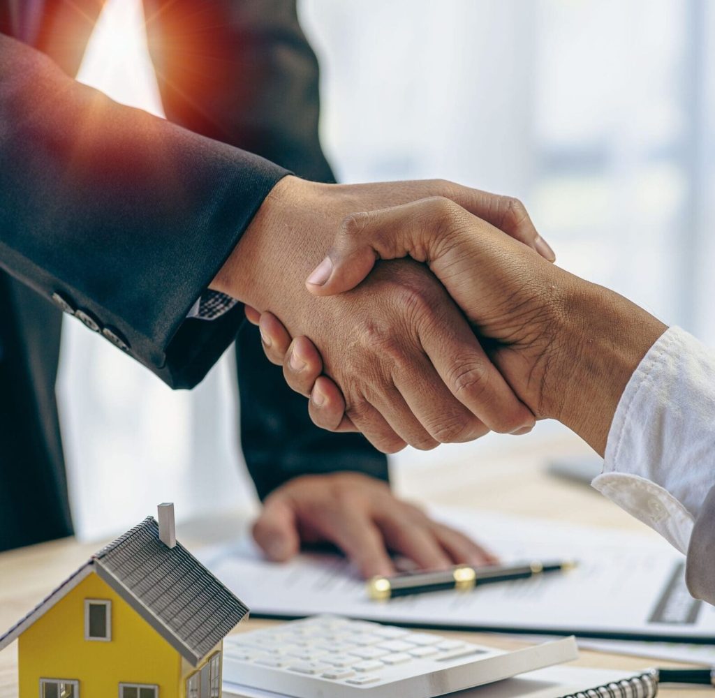Real,Estate,Agents,And,Clients,Shake,Hands,After,Completing,A People shaking hands
