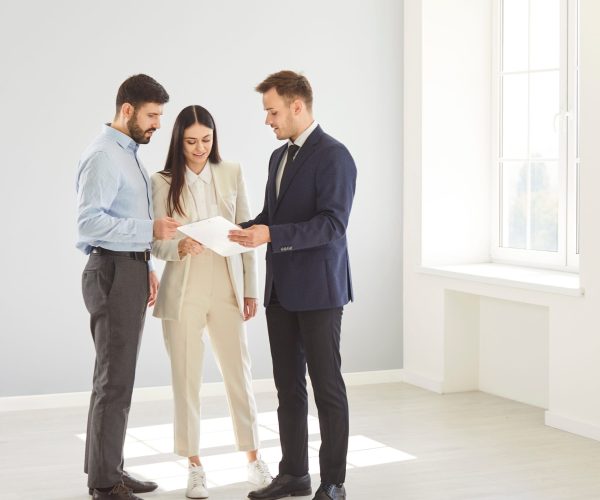 Married,Family,Couple,Of,Clients,Consulting,With,A,Realtor,Or Property manager talking to people